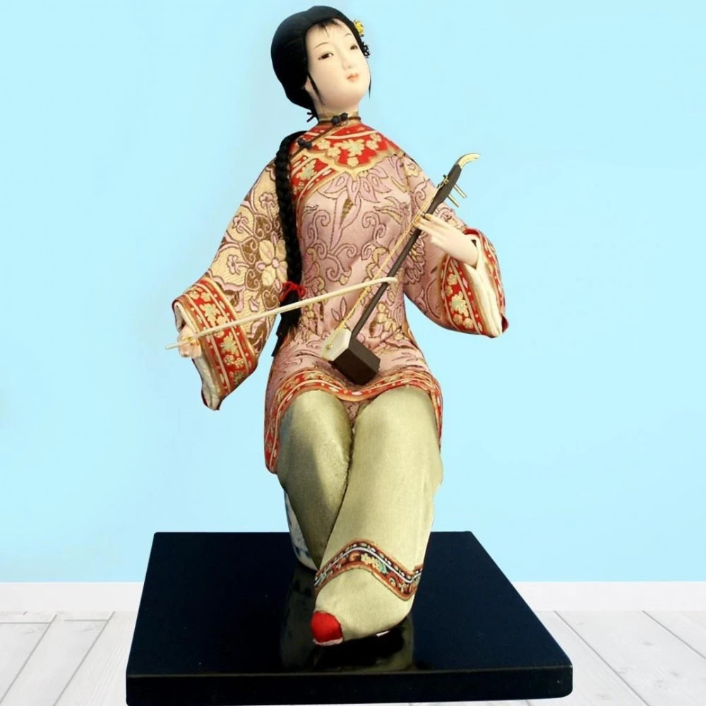 Figurine Chinoise Assise Avec Instrument à Corde (Pantalon Vert)