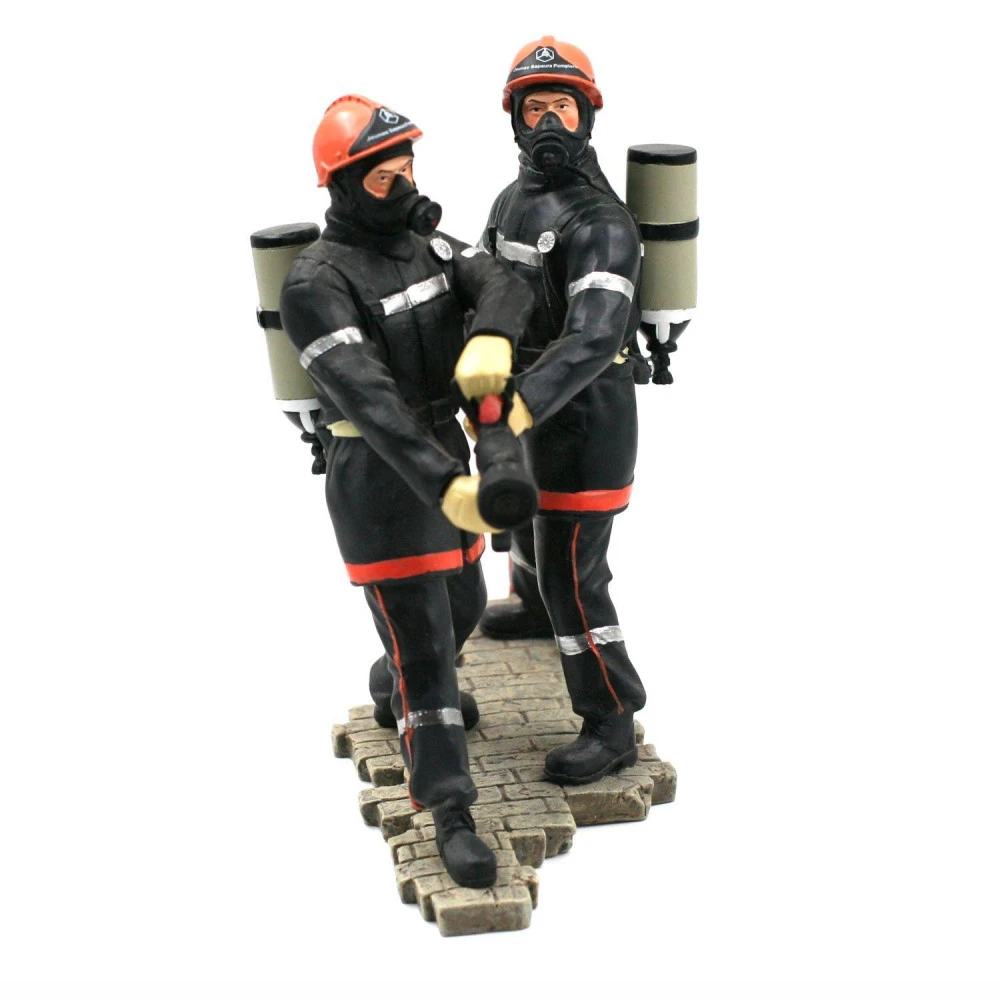 Jeunes Sapeurs Pompier Avec Lance à Incendie – Image 3