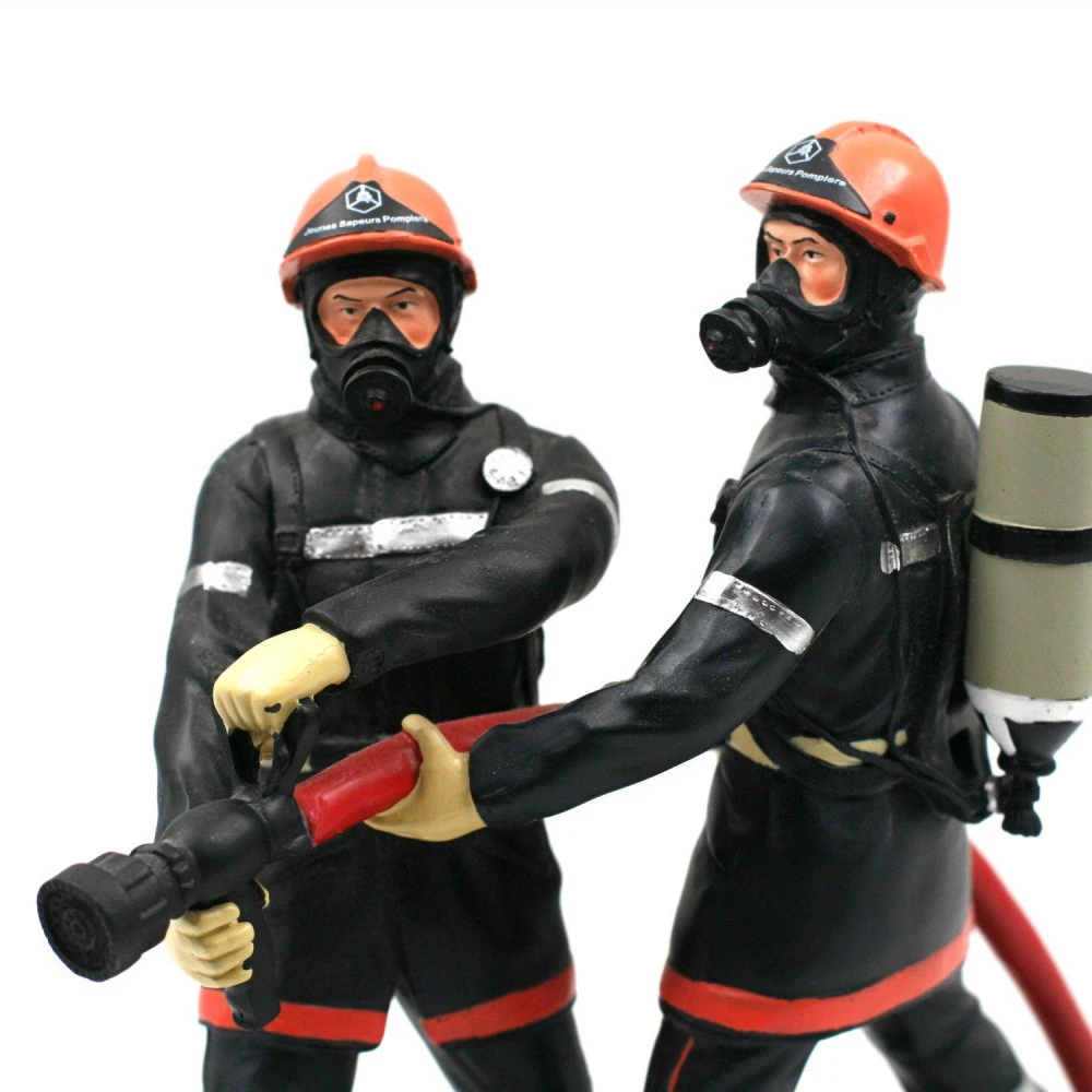 Jeunes Sapeurs Pompier Avec Lance à Incendie – Image 4